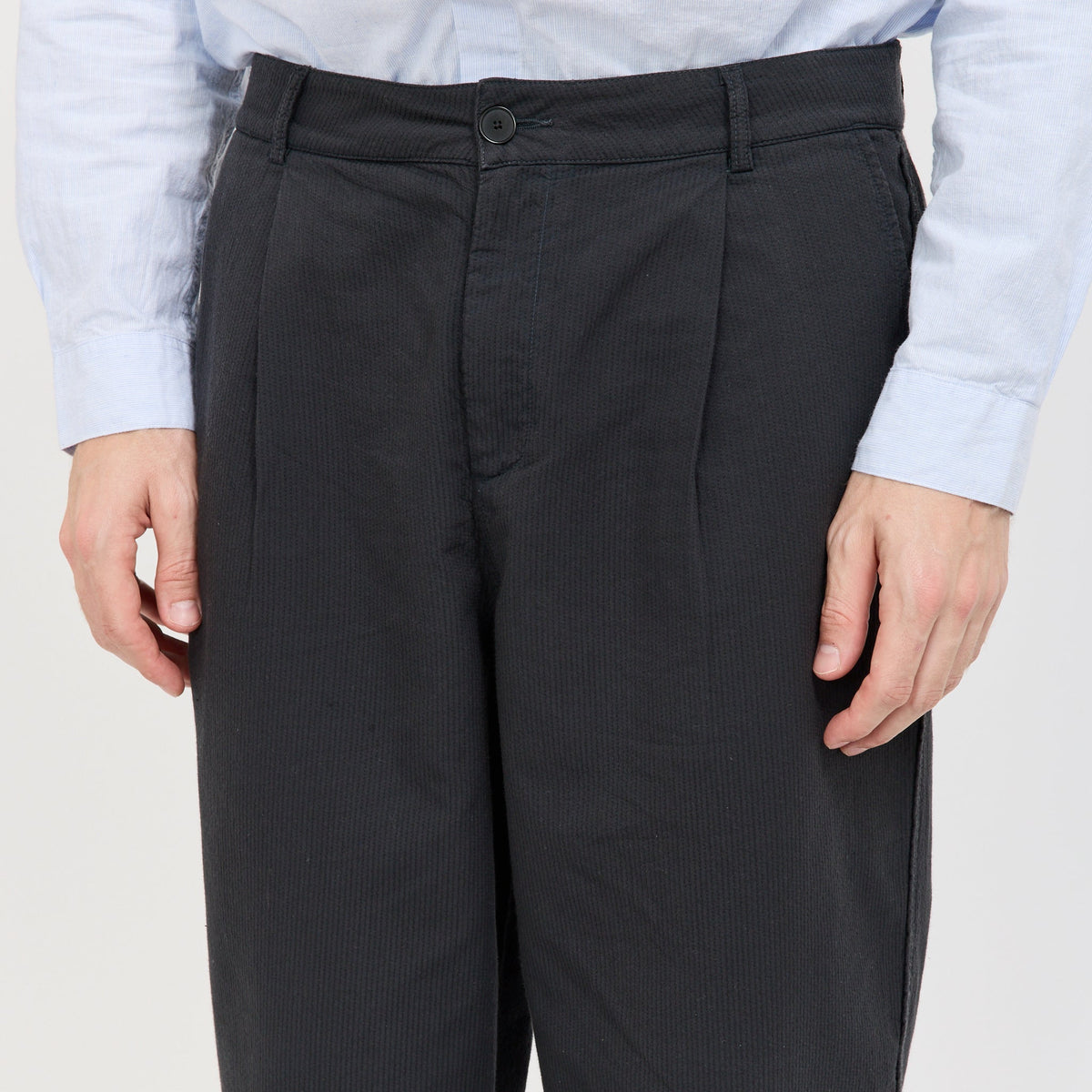 Pantalón ancho con pespuntes decorativos - Negro