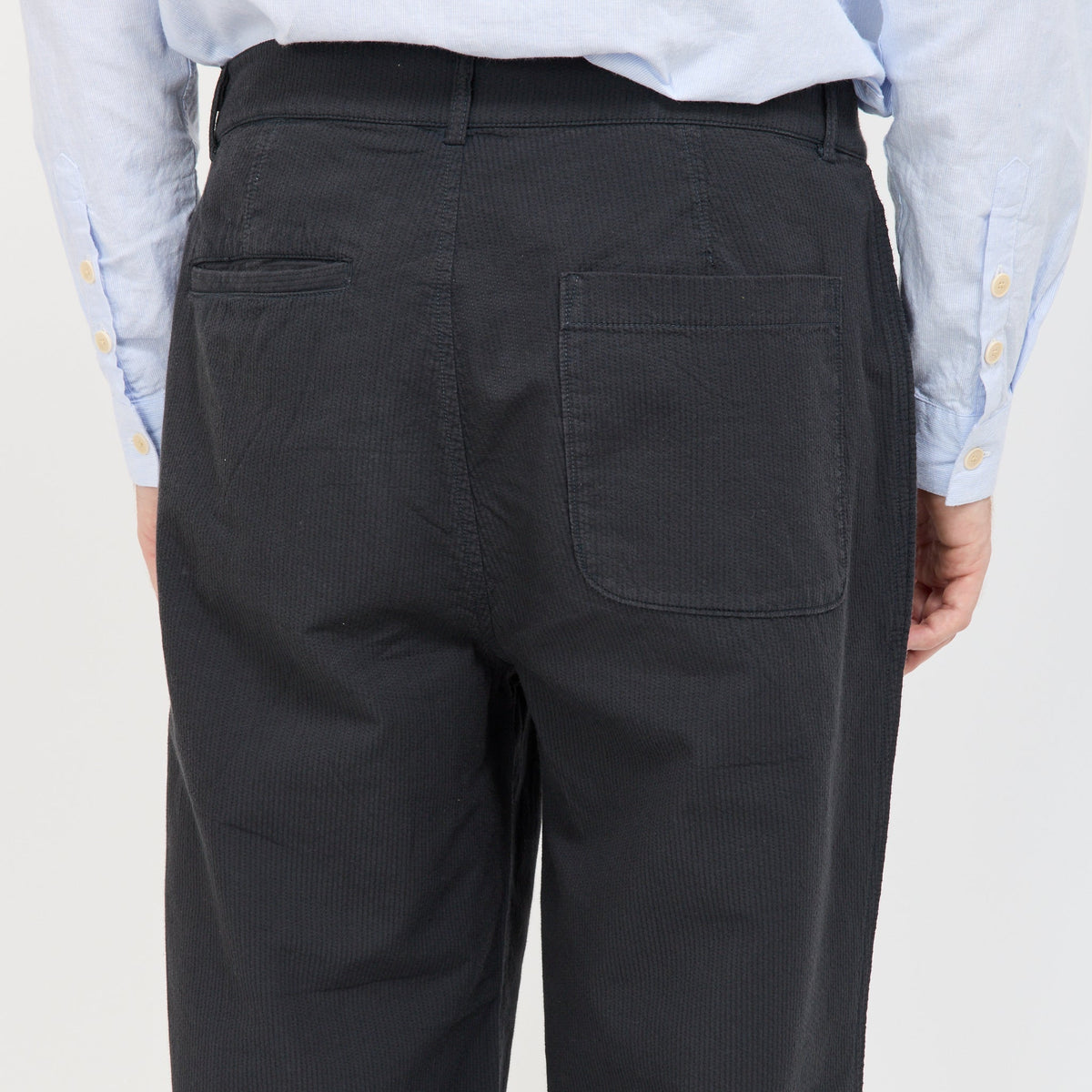 Pantalón ancho con pespuntes decorativos - Negro